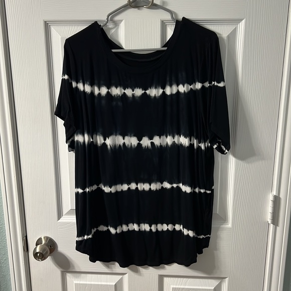 TORRID BLACK & WHITE TIE DYE SUPER SOFT TEE - Picture 5 of 8